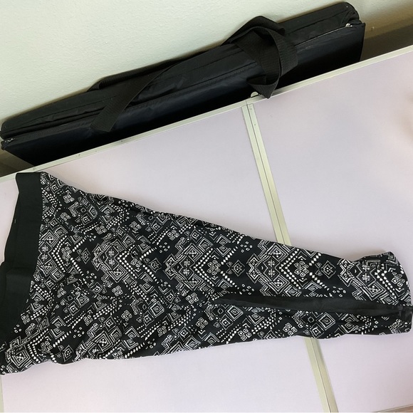 Shosho black and white midrise soft capri leggings with sheer mesh son side 2X - Picture 9 of 12